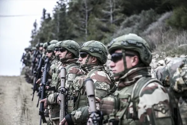 Komandolar sınırda tatbikat yaptı