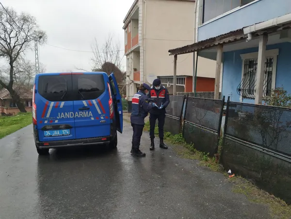 Arnavutköy’de jandarma kapı kapı dolaşıp yardımları dağıttı