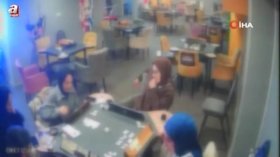 Okey masasını sallama bıçağı ile dağıttı