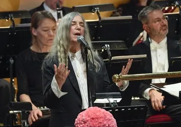 Nobel ödül töreninde Patti Smith şarkı sözlerini unuttu