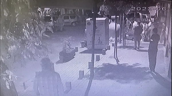 1655629089808.jpg Yolda yürüyen kadını tokatladı! Olaya mahalleli müdahale etti - 2