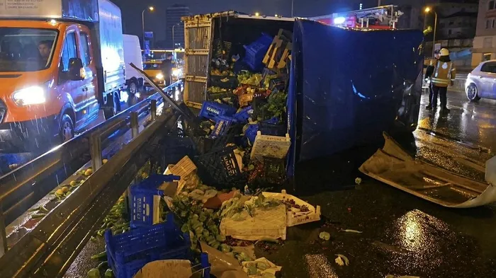 1714798561486.jpeg Pendik'te zincirleme kaza! Devrilen kamyonet faciaya neden oldu: 2'si ağır 4 yaralı - 3