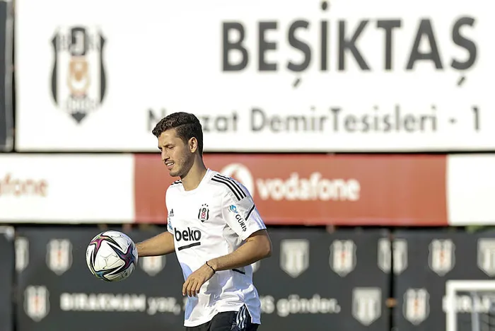 Beşiktaş'ta Salih Uçan profesyonel kariyerinin ilk kırmızı kartını gördü - 1