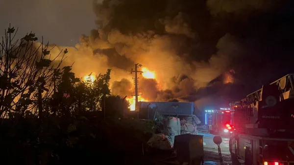 1702091364421.jpg Kocaeli'nde palet fabrikasında yangın: Gecenin karanlığı alevlerle aydınlandı - 3