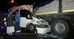 Tarım işçilerini taşıyan minibüs TIR’a çarptı