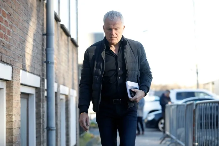 Hollandalı ünlü gazeteci Peter R de Vries silahlı saldırıya uğradı