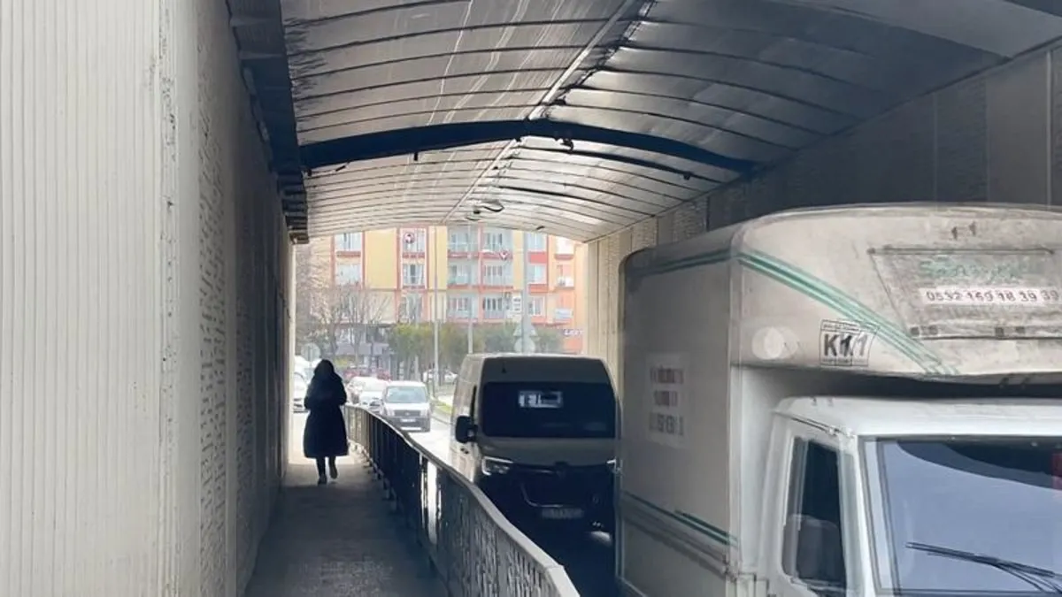 Alt geçitten koptu araçların üzerine düştü! Büyükçekmece'de korkutan olay