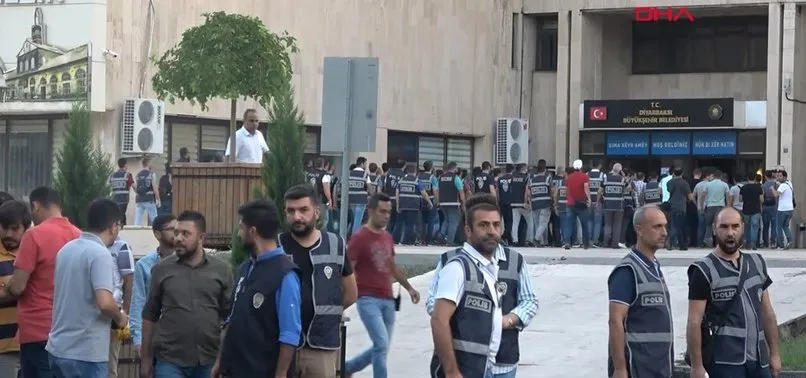 Son dakika: HDP'nin 3 büyükşehir belediye başkanlığı binası polis çemberine alındı