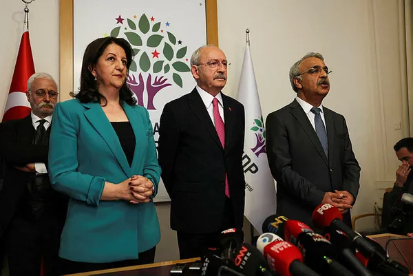 HDP ziyaretinde Kılıçdaroğlu’ndan Kürtçe yalanı! Eline tutuşturulan emirleri tek tek okudu...
