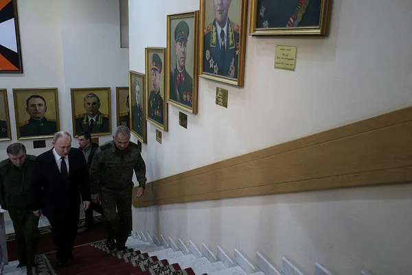 putine-yeni-model-askeri-techizat-tanitildi-1699606376993.jpg Putin'e yeni model askeri teçhizat tanıtıldı - 1
