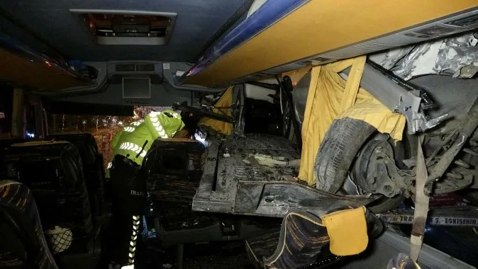 Uşak'ta yolcu otobüsü kaza yaptı: 3'ü ağır 13 yaralı - 2