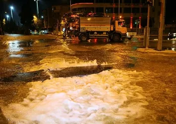 Patlayan su borusu caddeleri göle çevirdi