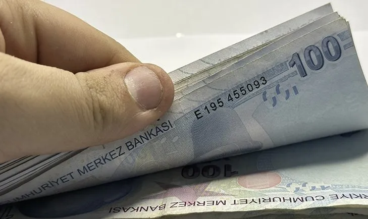 Czy nastąpi tymczasowy wzrost płacy minimalnej? Co się stanie z lipcowymi podwyżkami dla urzędników i emerytów? Faruk Erdem podał liczby w A Haber