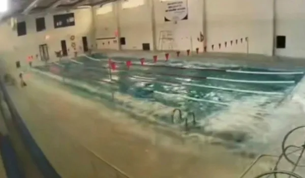 gaziantepte-deprem-ani-kamerada-yuzme-havuzu-besik-gibi-sallandi-1676468215807.jpg