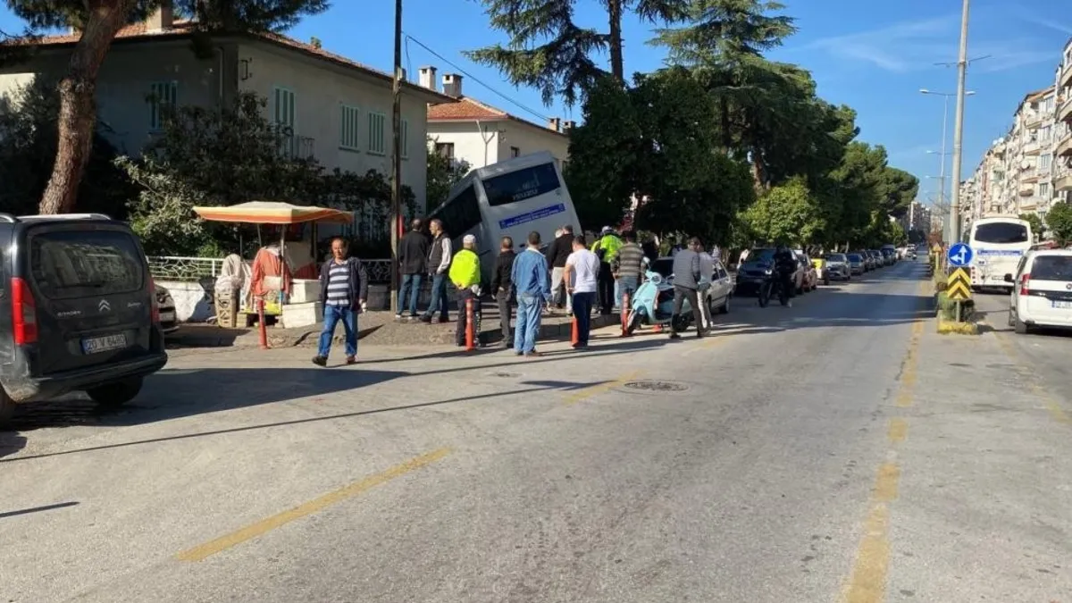Aydın'da korku dolu anlar! Freni tutmayan minibüs evin bahçesine daldı