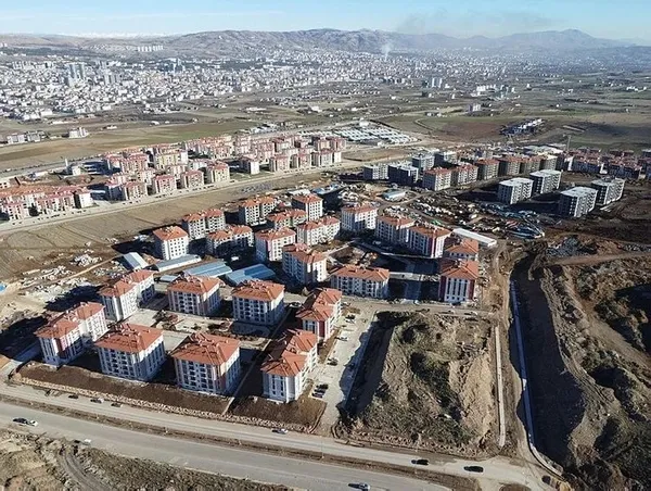 cevre-sehircilik-ve-iklim-degisikligi-bakani-mehmet-ozhasekiden-deprem-konutlari-mujdesi-5-ayda-teslim-edilece-1703140288379.jpeg Çevre Şehircilik ve İklim Değişikliği Bakanı Mehmet Özhaseki'den deprem konutları müjdesi! 5 ayda teslim edilecek - 1