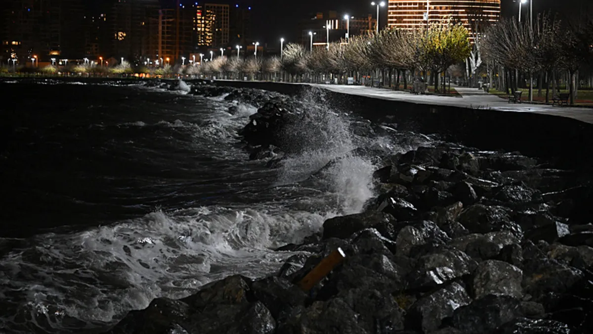 İstanbul'da şiddetli lodos etkili oluyor