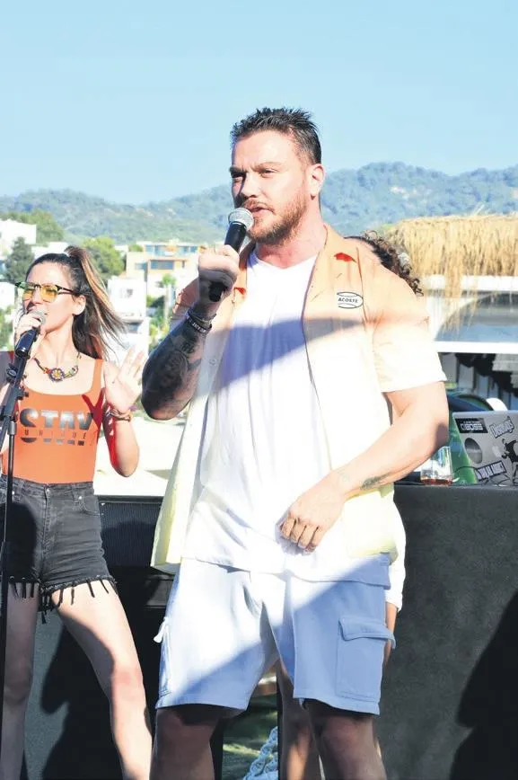 Kısa süre önce boşanan Sinan Akçıl’dan aşk çıkışı