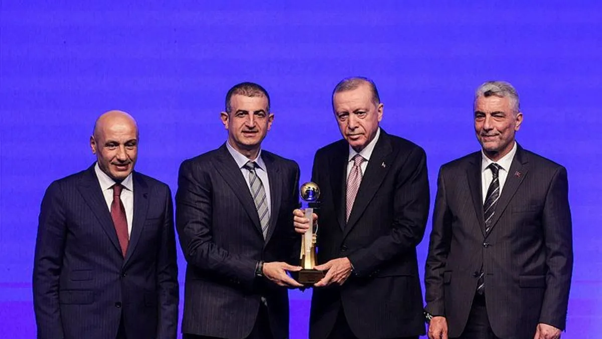 Baykar Türkiye'nin en büyük 10 ihracatçı firmasından biri oldu! Ödülü Başkan Erdoğan bizzat takdim etti