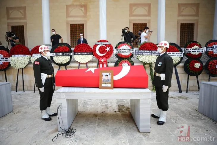 Şehit Piyade Uzman Çavuş Ramazan Günaydın'ın cenazesinde yürek dağlayan an! Ağlayan annesine asker kepi taktı