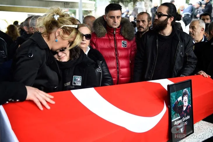 Ayşen Gruda'nın cenazesinden gözler Şener Şen'i aramıştı! Usta sanatçının o görüntüleri ortaya çıktı