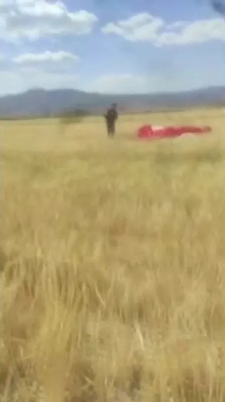 tarlaya-acil-inis-yapti-olanlar-oldu-yamac-parasutcusuyle-ciftcinin-ilginc-diyalogu-1622123028471.jpg