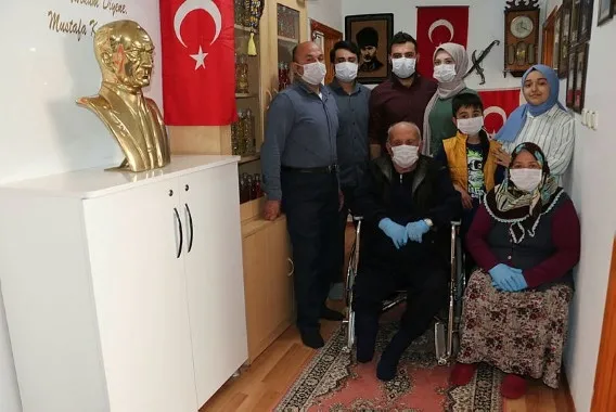 Samsun’da Necmi dede 50 yılda biriktirdiği 3 bin şişe kolonyayı dağıtıyor - 1
