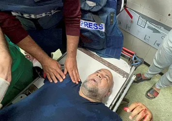 Katil İsrail bir gazeteciyi daha şehit etti! Daha önce eşi, oğlu ve kızını kaybeden Al Jazeera muhabiri Wael Dahdouh yaralandı