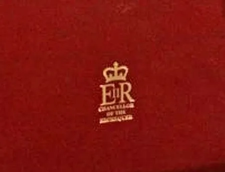 Kral 3. Charles mesaiye başladı! Kraliçe 2. Elizabeth’in kırmızı kutusunu devraldı | Herkes içinde ne olduğunu merak ediyor