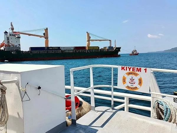 1684582934317.jpeg Çanakkale Boğazı'ndan geçen Rus kargo gemisi arızalandı - 2