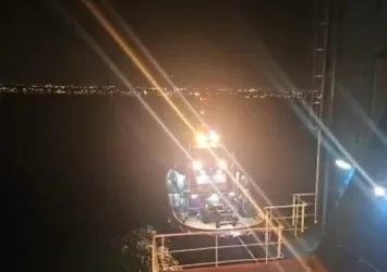 Ahırkapı'da dökme yük gemisi karaya oturdu