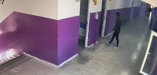 yksde-yapay-zekali-kopyada-yeni-goruntuler-okuldaki-guvenlik-kamerasi-ile-o-anlar-ortaya-cikti-1718225635373.jpg YKS'de yapay zekalı kopyada yeni görüntüler! Okuldaki güvenlik kamerası ile o anlar ortaya çıktı - 2