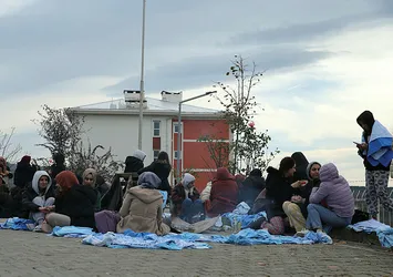 Düzce depremi üstünden 24 saat geçmesine rağmen vatandaş korku içinde bekliyor: Evimize giremiyoruz | Devlet imkanlarını seferber etti