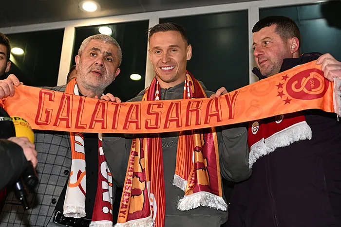 galatasaray-yeni-transferi-przemysaw-frankowski-istanbulda-1739209789428.jpg Galatasaray'ın transfer görüşmelerine başladığı Przemyslaw Frankowski, İstanbul'a geldi | Fotoğraf: AA