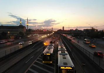 Avcılar'da metrobüs yangını