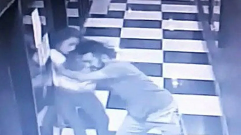 Arkadaşı itince asansör boşluğuna düştü!  Yaşam savaşı veriyor...