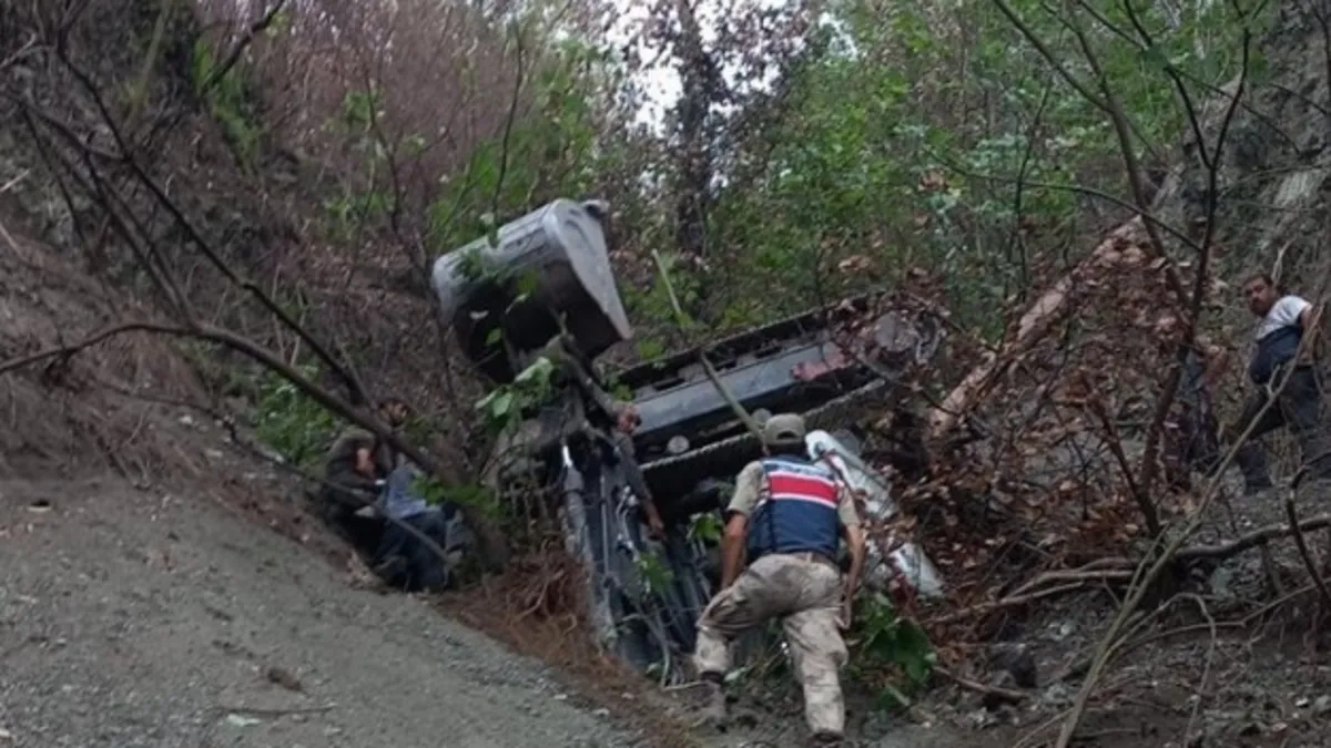 Hatay'da toprak kayması! Kepçe operatörü hayatını kaybetti