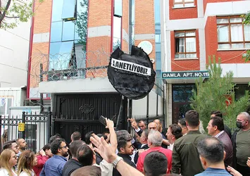 Kadıköy'deki HDP binası önünde polise saldıran Salihe Aydemir protesto edildi! Bütün HDP'lileri lanetliyoruz