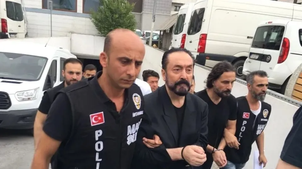 Adnan Oktar Erzurum Cezaevi'nde de rahat durmadı! Van'a sürgünün sebebi ortaya çıktı