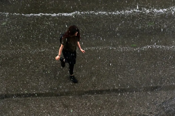 Ankara’da başlayan yağmur vatandaşlara zor anlar yaşattı