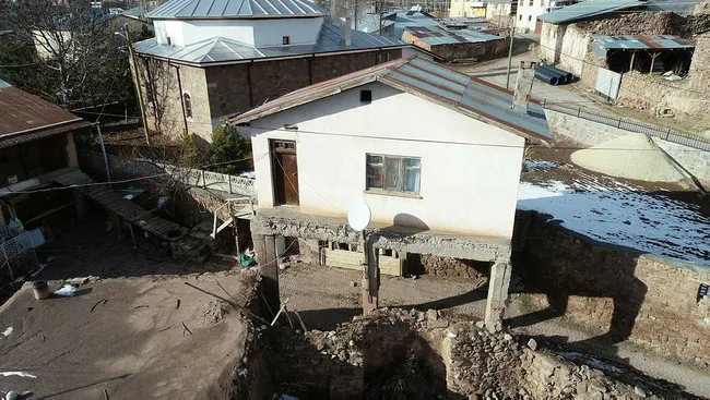Sivas’ta fıkra gibi olay! Misafir odasının altından yol geçiyor - 2