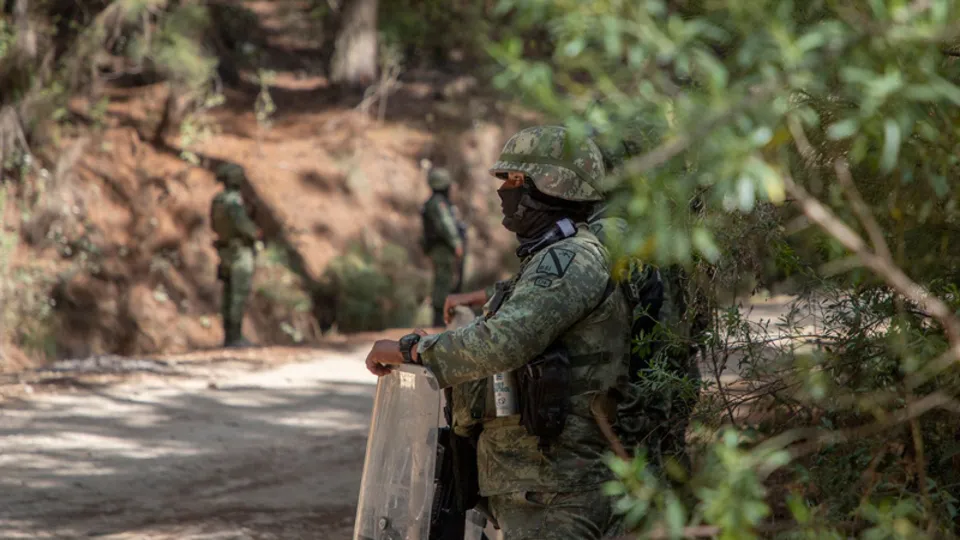 Halk korkusundan evlerinden bile çıkamıyor! Ordu şehre girdi