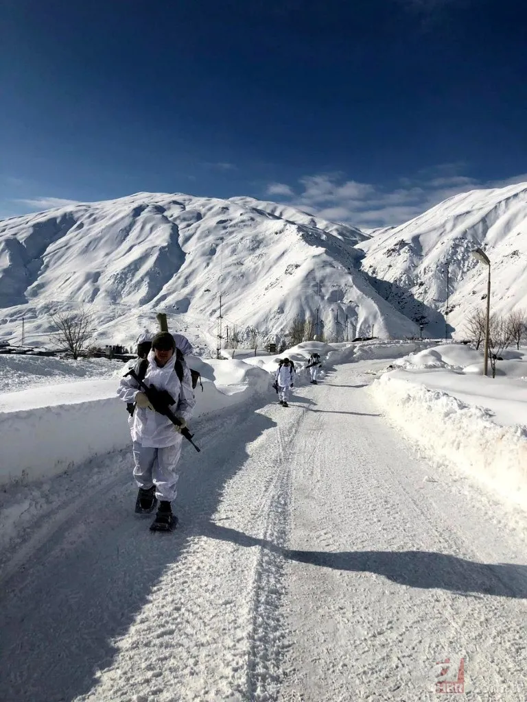 Komandolar 2 metre karda operasyonda! İşte o fotoğraflar... 8