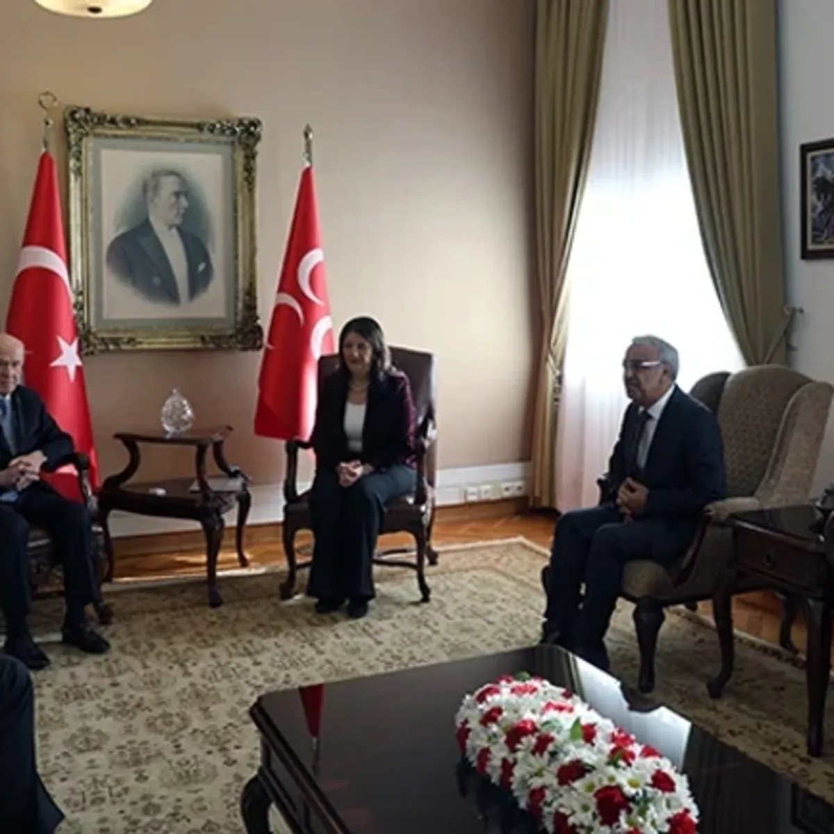 AK Parti, MHP ve DEM Parti İmralı heyeti ‘Terörsüz Türkiye’ çerçeve yasası için uzlaşma arıyor; hedef Meclis tatili öncesi yasalaştırma
