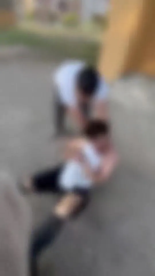 esini-darp-ettigi-iddia-edilen-adami-olduresiye-dovup-videoya-kaydettiler-1717623321102.jpeg Eşini döven adama meydan dayağı! Öldüresiye dövüp videoya kaydettiler - 2