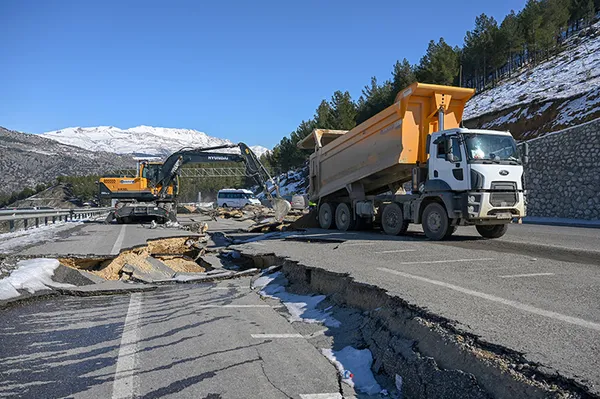 Depremden etkilenen yollar için seferberlik! Bakan Uraloğlu son durumu açıkladı: 6,3 milyar TL harcandı - 7