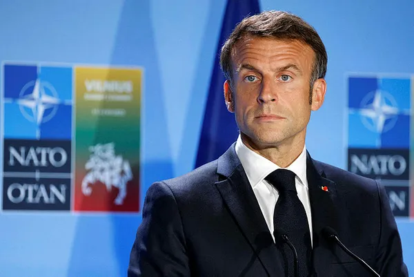 Fransa’da yüksek tansiyon! Macron’a kesik parmak şoku