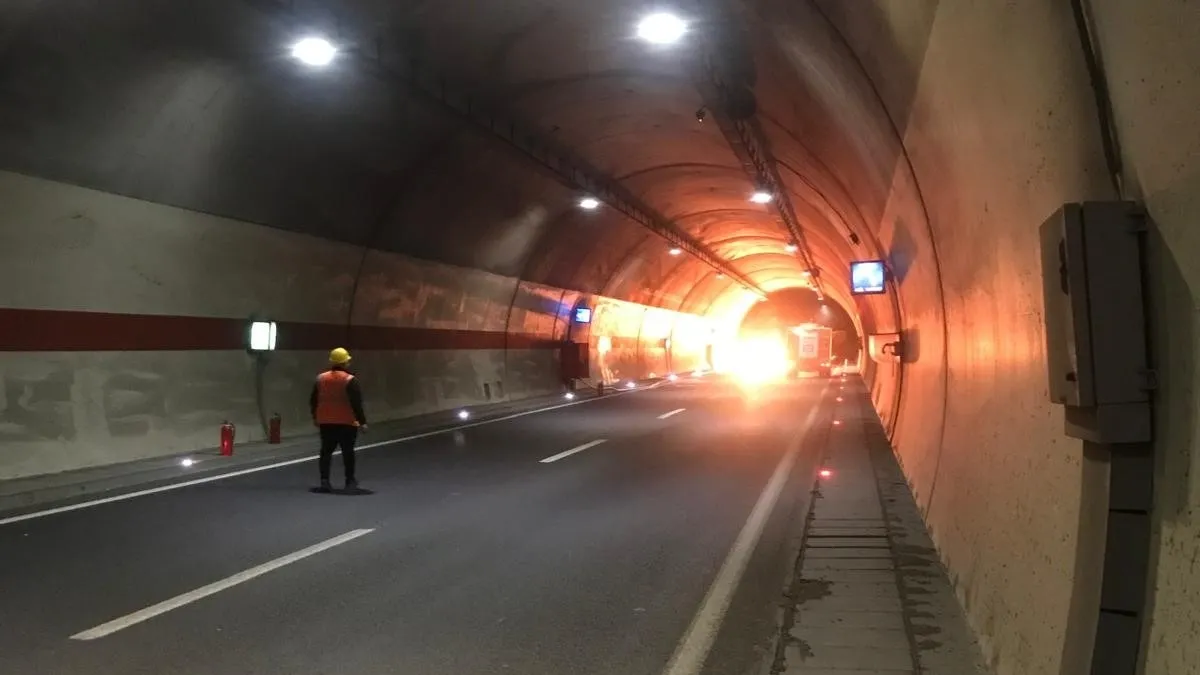 Trabzon'da tünel içinde can pazarı! Alev topuna dönen otomobilin sürücüsü yanarak can verdi