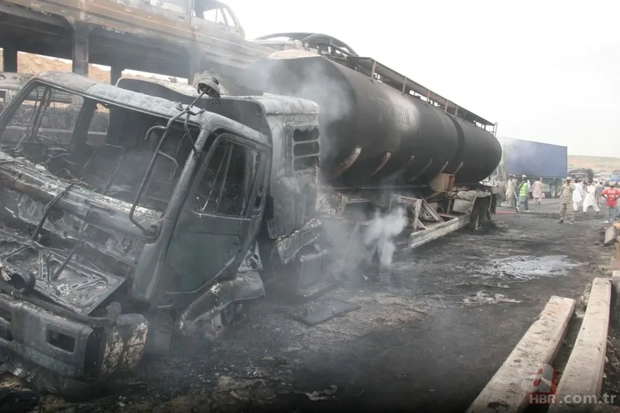Karaçi'de petrol tankeri alev aldı: Onlarca araç cayır cayır yandı! 2