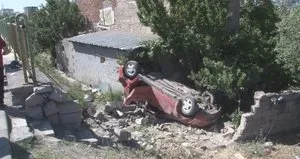 Takla atan otomobil eve girdi: 5 yaralı